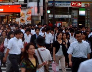 Ihmisiä Tokiossa. 