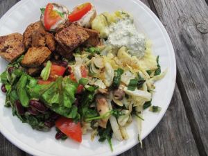 Tällainen on suomalaisinta ruokaa mitä oikein ikinä teen. On uusia perunoita ja tilli-soijajugurttikastiketta, mutta myös paistettua tofua, kaaliwokkia.