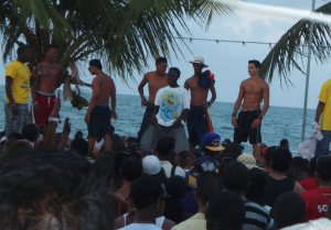 miehiä tanssikisoissa