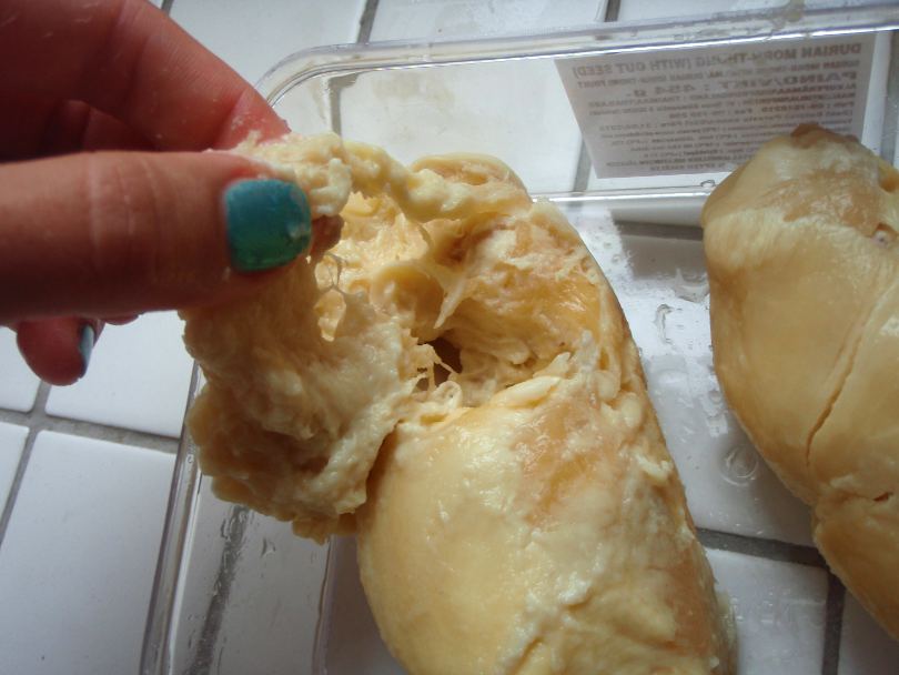 Durian on mielestäni hyvää, kun se on aika löllöä kun siitä ottaa palan.