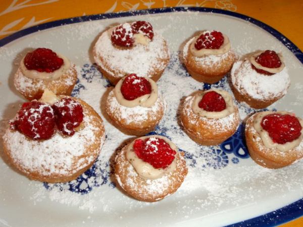 Kun sitruunakreemi loppui, saivat kookoskuppikakut päällensä tuoretta vadelmaa ja tomusokeria. 