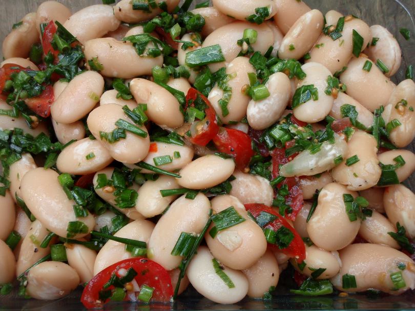 Salaatissa suuria limapapuja, minitomaatteja, 