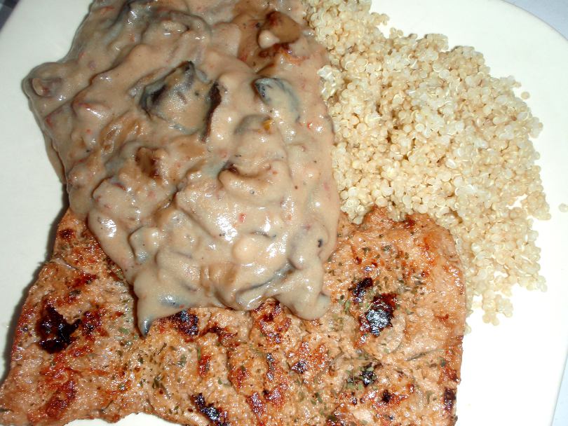 Sieni-aurinkotomaattivalkokastike on saanut seurakseen quinoaa ja jättimäisen soijaleikkeen. 