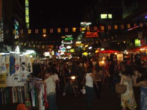 Khao San Road taitaa olla vilkas ympäri vuoden. 
