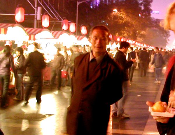 Ruokakojujen rivistöä Pekingin illassa. 