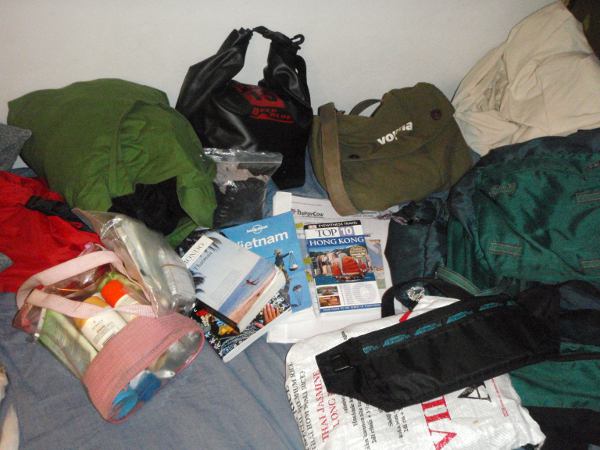 Matkaravaroita sängyllä