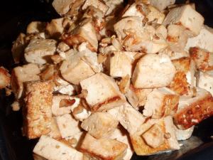 Tofukuutiot, jotka on ensin marinoitu inkivääri-valkosipuli-soijakastikesoossissa ja sen jälkeen paistettu. 