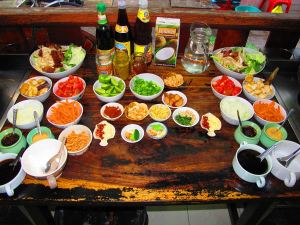 Kurssin ruoka-ainekset oli nätisti pilkottu etukäteen ja sijoitettu kokkauspisteiden viereen.