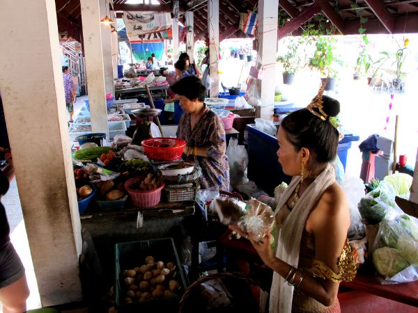 Vihannesten ostoa markkinoilla. 