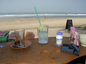 Rantaravintolassa Arambolissa. Varpaiden vieressä ainainen fresh lemon soda -juoma. 