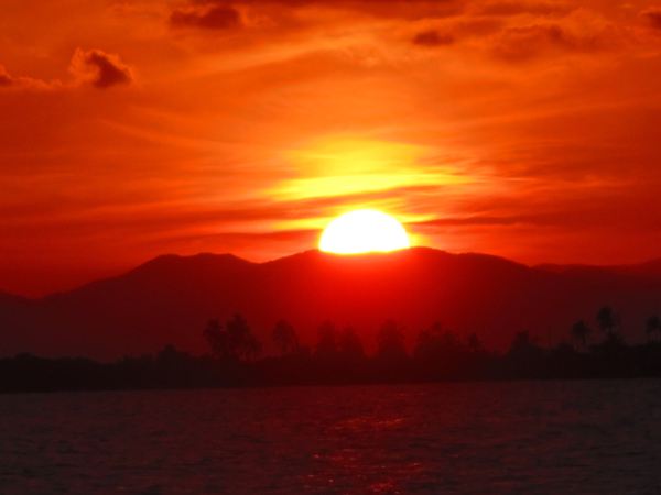 Aurinko laskee Maya-vuorten taakse. 