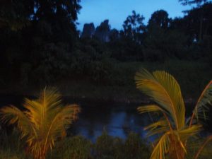 Öinen joki Khao Sokissa olevan ravintolan terassilta.