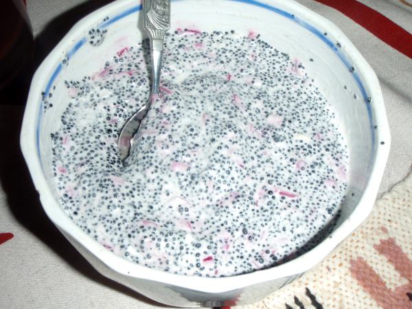 Soossi merileväkaviaarista (Cavi-art), punasipulista ja vegaanisesta majoneesista. 