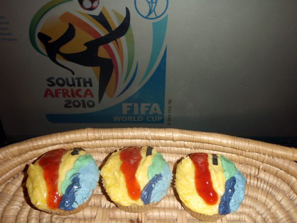 Aika rumia yritelmiä tehdä kuppikakkuja jalkapallon mm-kisojen henkeen. 