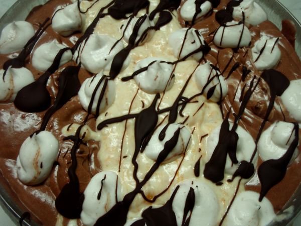 Joulujälkiruoka suklaa- ja persimonimoussesta. 