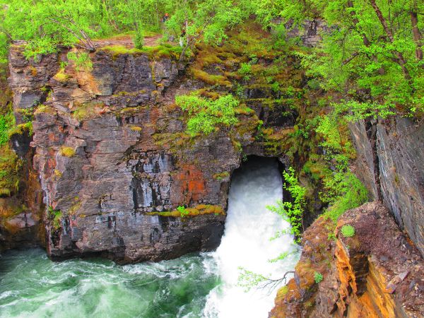 Vesi taitaa olla luonnollisesti kaivertanut kallioon tunnelin joen virtausta varten. 