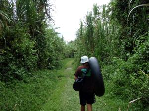 Renkaan kantamista Cockscomb Basin Wildlife Sanctuaryn polulla. 