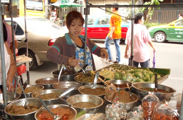Monipuolinen katuruokakoju Bangkokin Banglampoossa. 