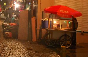 Rinkelikärryt koleassa Istanbulissa. 