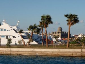 Yritystä hienoksi satama-alueeksi, taustalla keskeneräinen palatsi. 