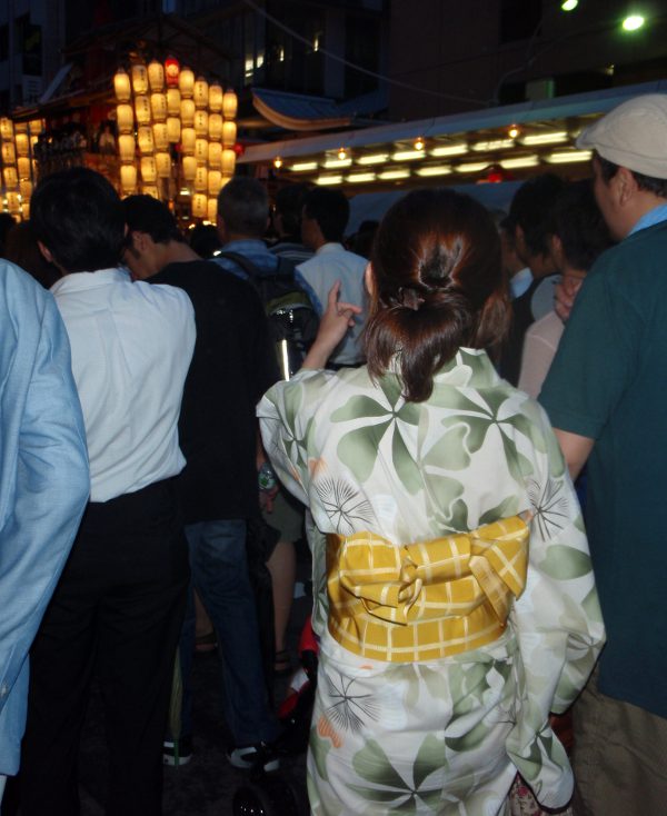 Yukata-asu keskellä kulkuetta, joka oli oikeastaan jättimäinen kävelykatu. 