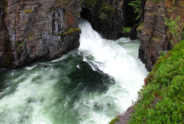 Kuohuja tunnelin alla. 