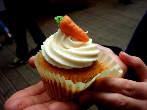 Lontoon Brick Lanen markkinoilta ostamani porkkanakuppikakku.