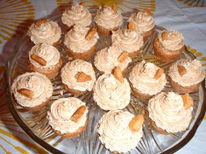 kuppikakut tarjottimella valmiina lastenjuhliin vietäväksi. Saa nähdä, pysyvätkö pystyssä kuljetuksen ajan. Siksi ne kannattaa viedä kylmään ennen kuljetusta, jotta kuorrute ei menisi heti pilalle. 