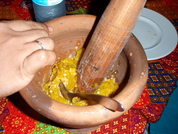 Kurpitsahummuksen tekoa. 