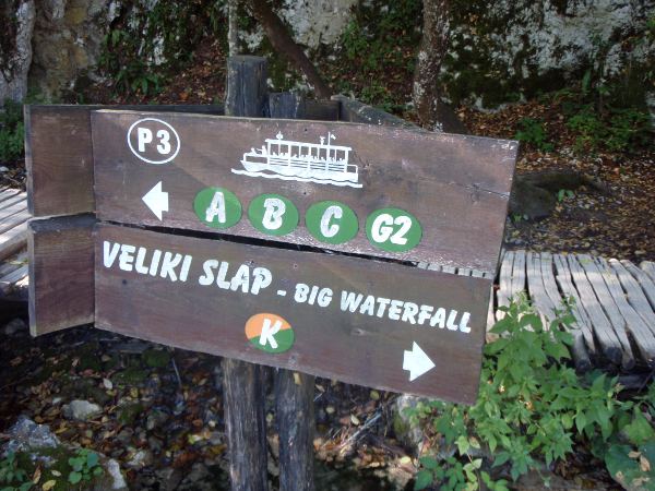 Polut olivat hyvin opastettuja Plitvicellä. 