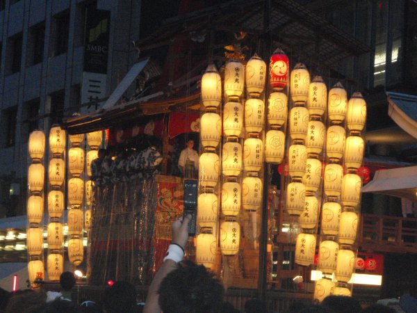 Tällaisia torneja kuljeteltiin kaupungilla. 