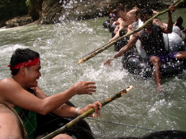 Roiskintaa rengasketjusta toiseen Bukit Lawangissa Sumatralla. 