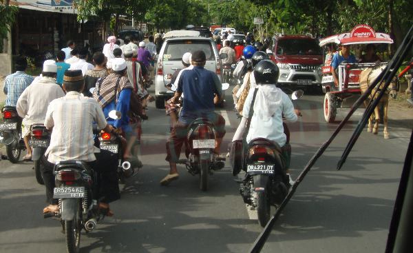 Liikennettä Lombokin saarella Indonesiassa. 