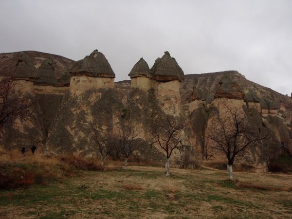 Aivan linnalta näyttävä kallio, jossa kivien päällä näyttäisi ihan kuin olisi torneja kattoineen. 