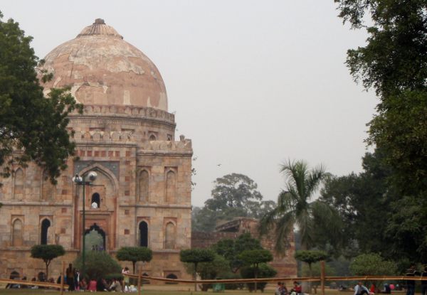 Voisin kuvitella Jaipurissa olevan paljon tämän Delhin Lodigardenin rakennusten näköisiä maisemia. 