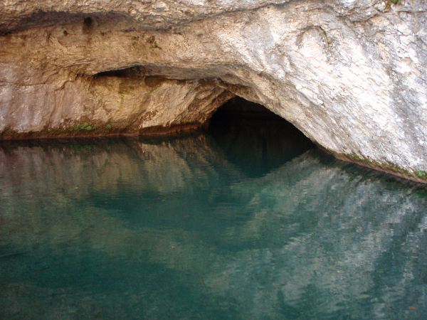 Jännä kallioon syöpynyt luola. 