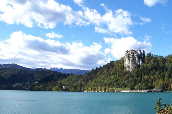 Bledin linna korkealla.