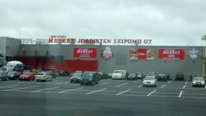 Ruokaa myydään tosi rumissa paikoissa automatkojen päässä. 