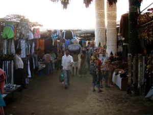 Markkinat päättyvät kun alkaa hämärtymään. 