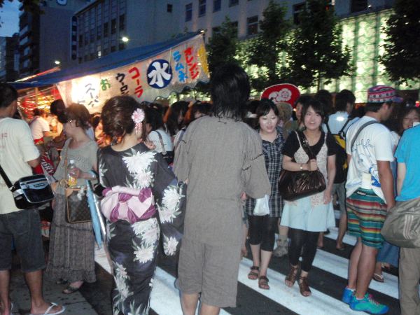 Perinteisiä vaatteita ja meininkiä ruokakojuilla. 