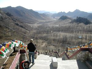 Näkymä vuoren juuressa olevalta temppeliltä laaksoon. 