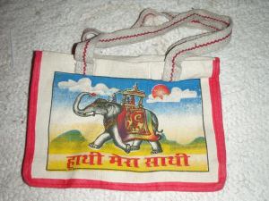 Viime talvena ostin kaksi ihanaa elefanttikassia, joista isompi toimii keräyspaperikassina. 