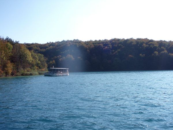 Lautta, jolla mekin ylitimme järven Plitvicellä. 