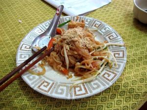 Pad thai -nuudeliannos opetettiin valmistamaan. 