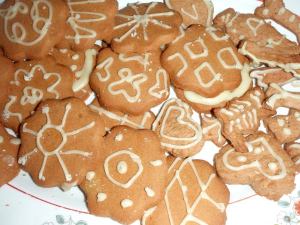 Kuorrutettuja Kantolan piparkakkuja ja pieniä omatekoisia. 