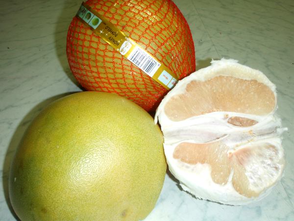 Pomelot ovat kämmentä suurempia hedelmiä. 