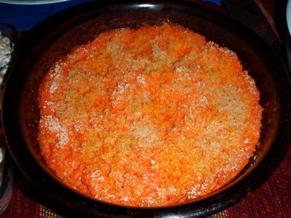 Porkkanalaatikossa käytetään riisipuuroa ja samoja muita aineksia kuin lanttulaatikossakin. 