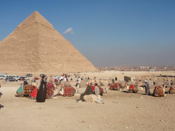 Khefrenin pyramifi ja kameliajureita, jotka kovasti yrittävät kaupata ratsastusta.