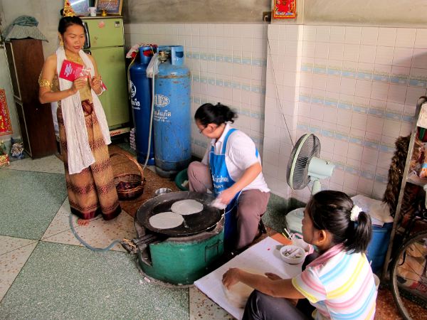Kävimme katsomassa myös, miten kevät- ja kesäkääryleiden riisipaperi valmistetaan. 