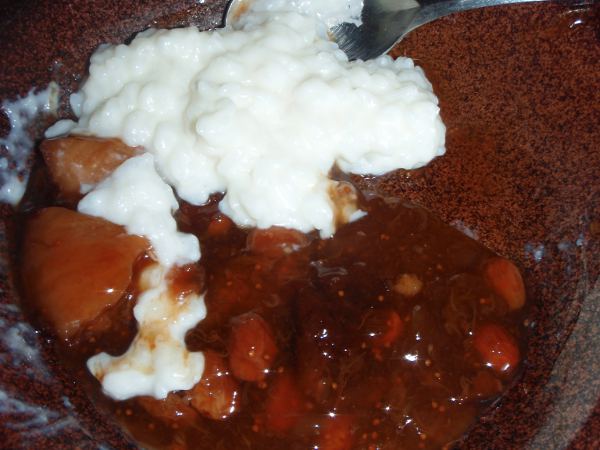 Riisipuuro ja sekahedelmäkiisseli eli sekametelisoppa. Riisipuuro keitetään soijamaitoon tai keitetään veteen ja lopuksi lisätään kunnolla kaura- tai soijakermaa. Lisäksi voi laittaa esim. laktoositonta Keiju-margariinia. 